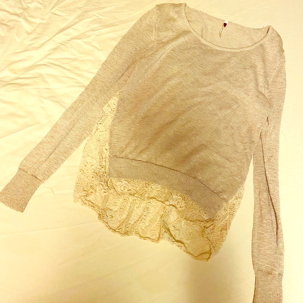 Long sleeve sweater.